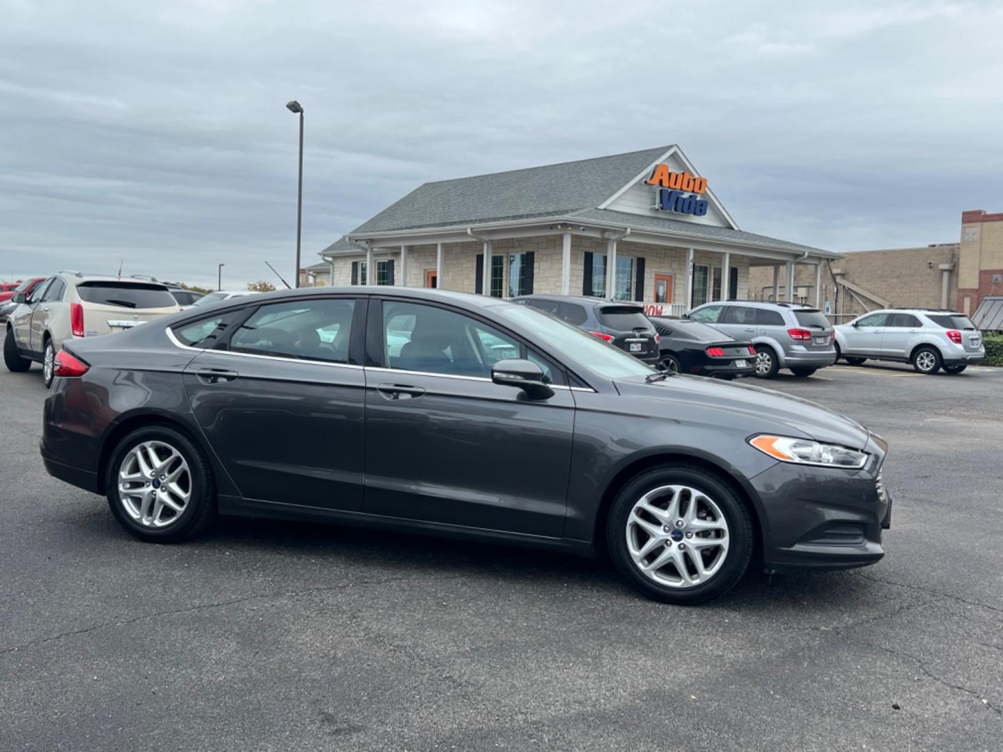 2016 GRAY Ford Fusion SE (3FA6P0HD4GR) with an 1.5L L4 DOHC 16V engine, 6-Speed Automatic transmission, located at 420 I-35E, Lancaster, TX, 75146, (469) 297-4144, 32.593929, -96.823685 - Photo#7